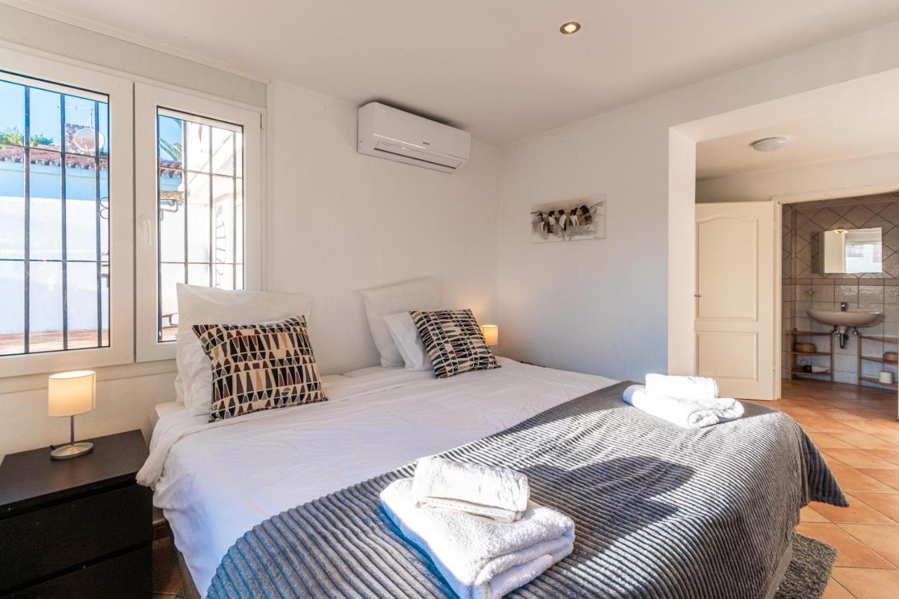 In The Second Line, Modern Beachfront Holiday Home In Costabella, Marbella Buitenkant foto