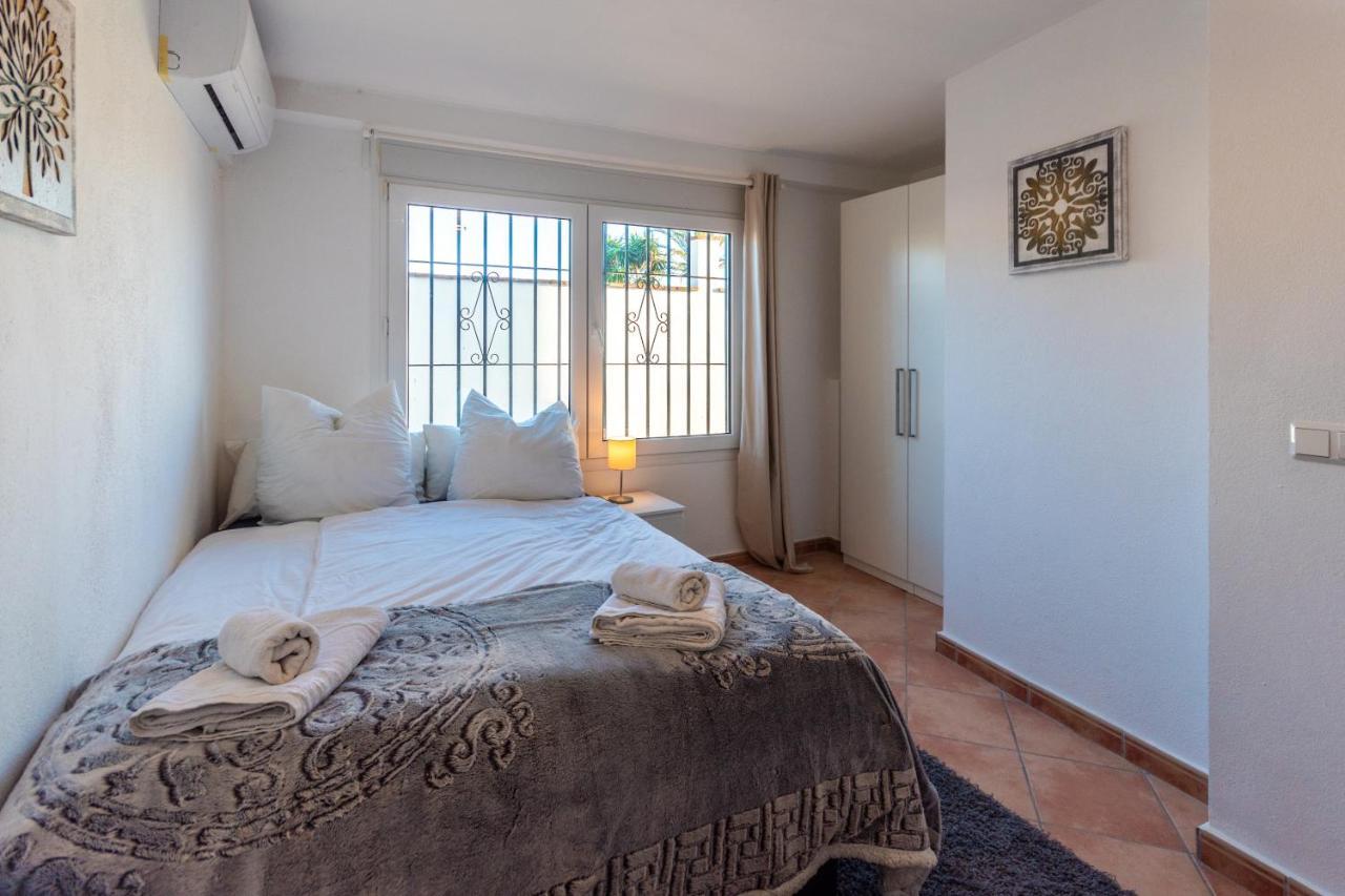 In The Second Line, Modern Beachfront Holiday Home In Costabella, Marbella Buitenkant foto